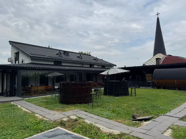 Clădirea cu terasa de sticlă și sauna, văzute din curte