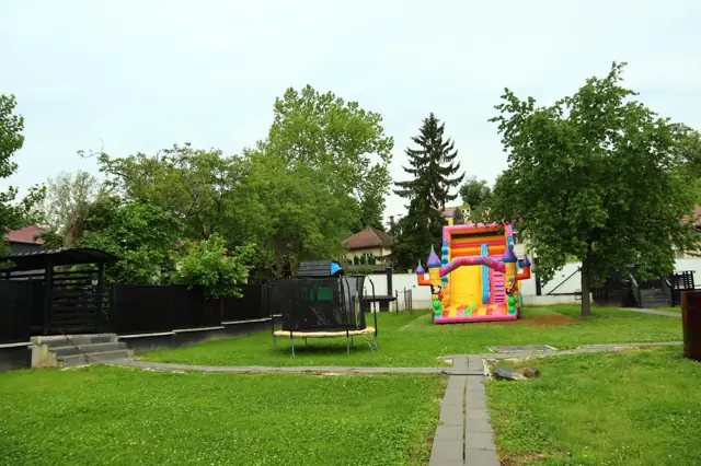 Grădina, cu loc de joacă în fundal
