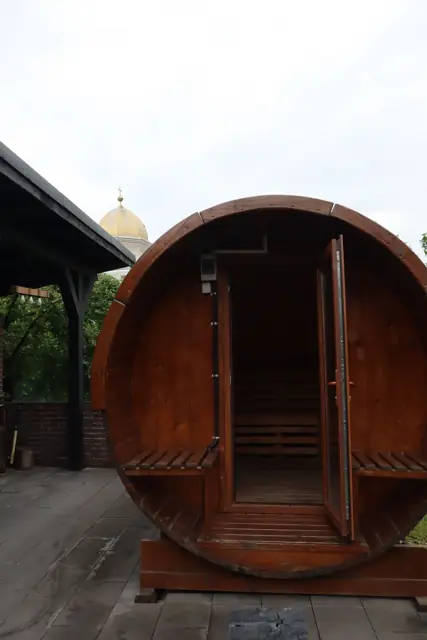 Sauna în formă de butoi, cu ușa deschisă