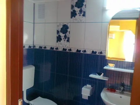 Baie cu faianță albastră