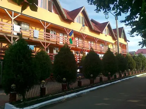 Clădirea principală, cu balcoane de lemn pe toată lungimea