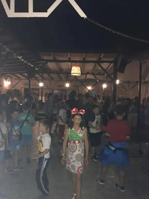 Copii la seara de discotecă de pe terasă