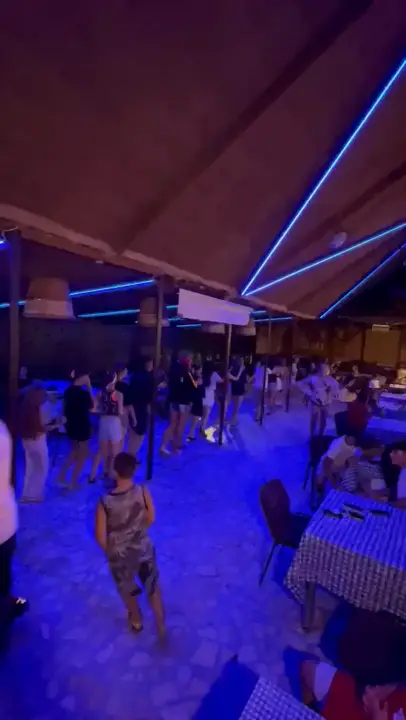 Ring de dans pe terasă, cu mesele în jur
