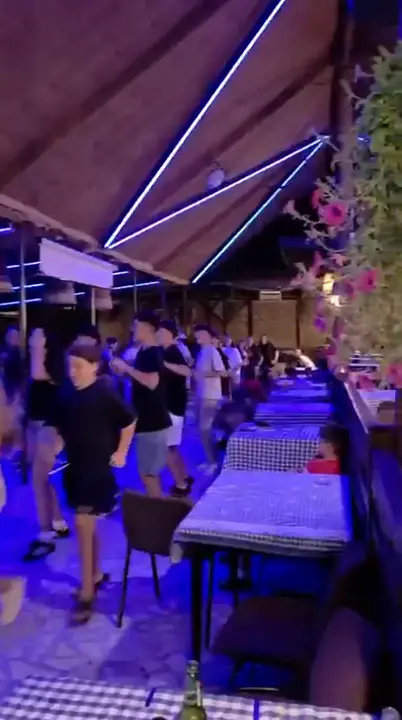 Seară de dans pe terasă, sub lumini albastre