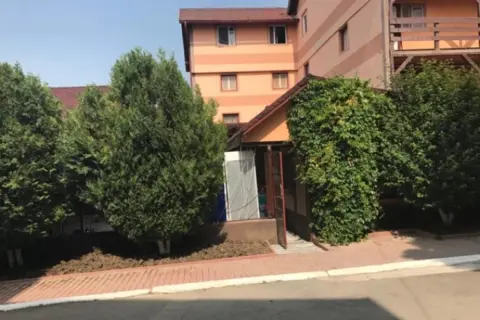 Intrarea în complexul din Costinești, între tuia