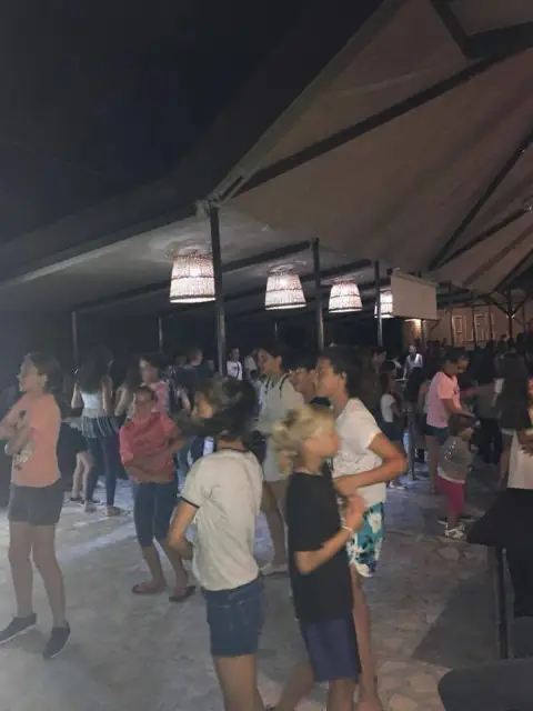 Ringul de dans de pe terasă, seara
