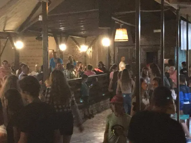 Seară de dans pe terasa acoperită, sub lămpi de răchită