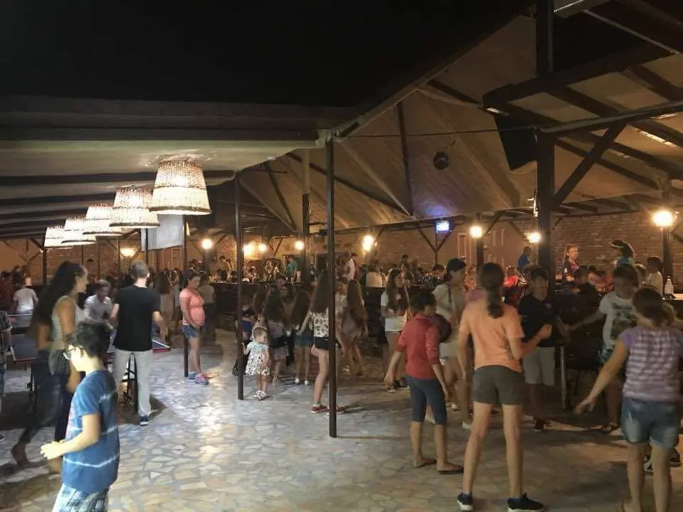 Terasa acoperită, plină de oaspeți seara