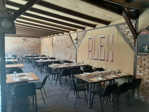 Terasa acoperită, cu mesele aranjate, ziua