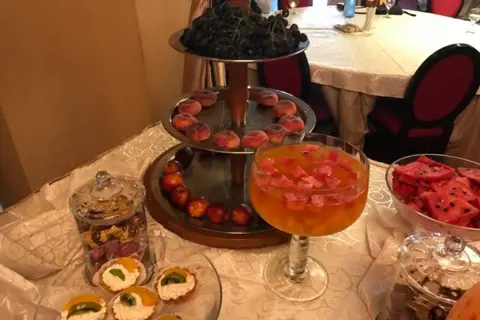 Masa cu fructe și dulciuri la un eveniment