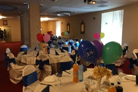 Sala decorată cu baloane pentru un majorat