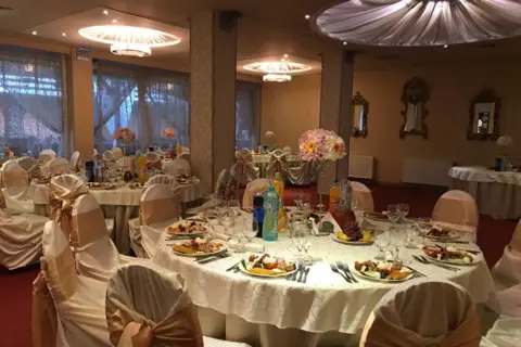 Sala restaurantului din Jibou, cu mese rotunde aranjate pentru un eveniment