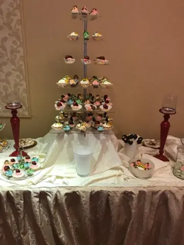 Tort pe etaje cu flori roz