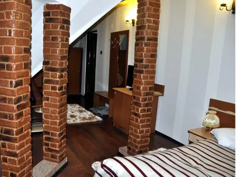 Apartament cu stâlpi din cărămidă și pat dublu