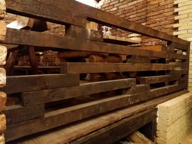 Balustradă din bârne, lângă peretele de cărămidă
