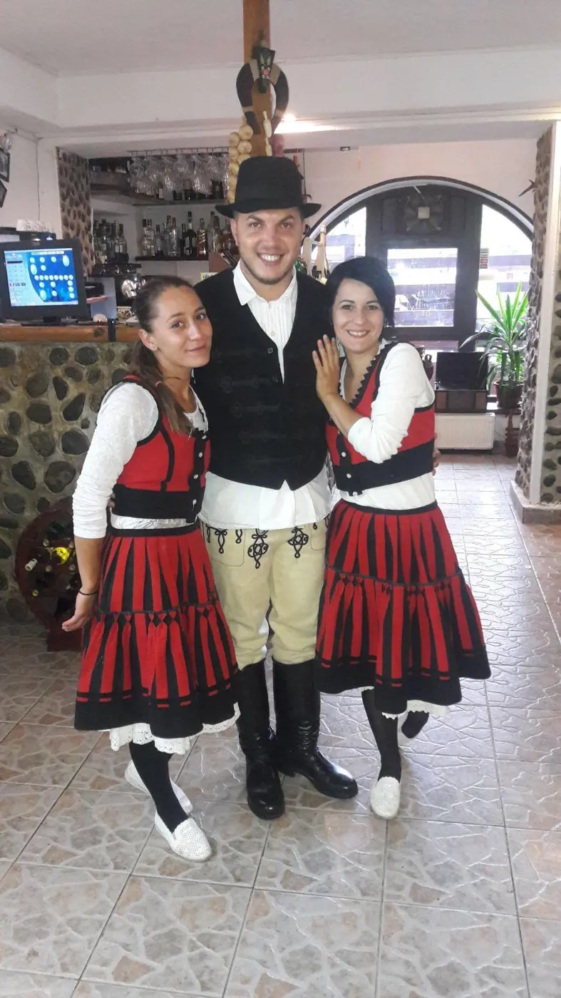Ospătari în costume populare ungurești, la bar