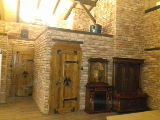 Hol cu uși de lemn și mobilier sculptat
