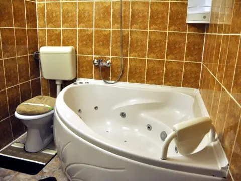 Baie cu cadă jacuzzi