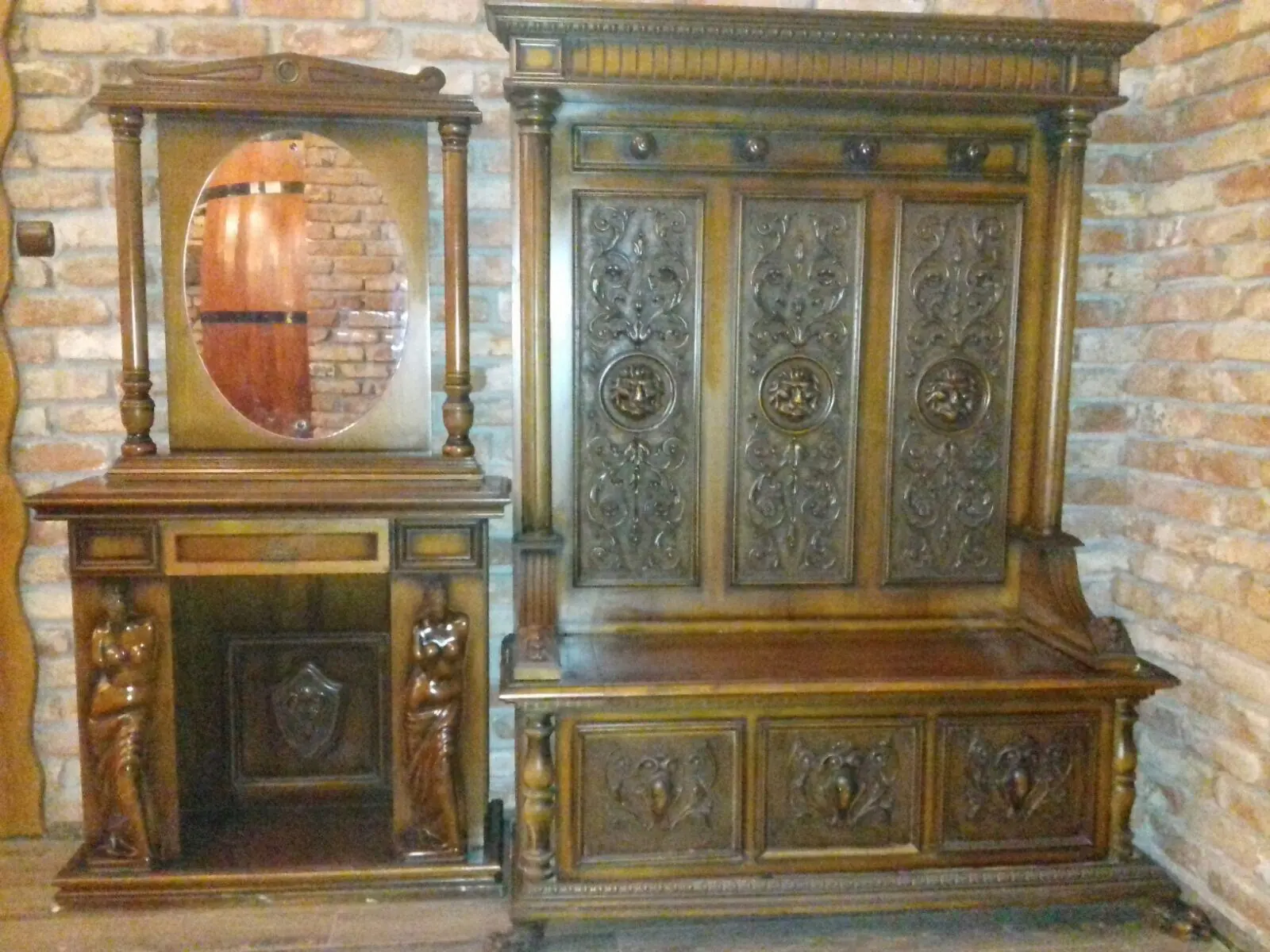 Mobilier vechi din lemn sculptat, lângă un perete de cărămidă
