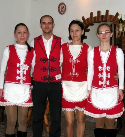 Echipa restaurantului, în costume populare