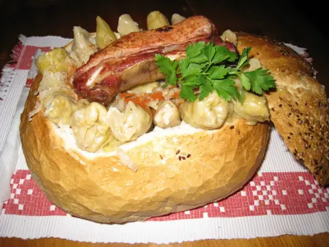 Pâine umplută cu tochitură și ciolan