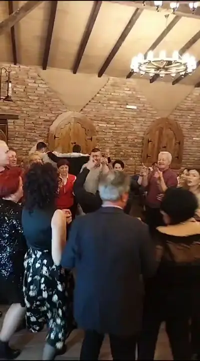 Petrecere în sala de cărămidă, cu horă și muzică