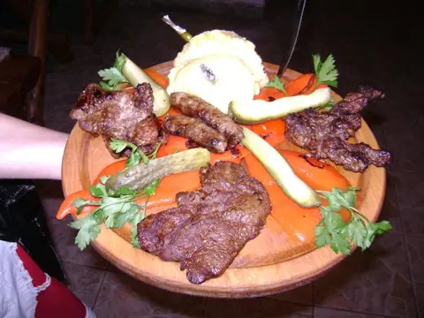 Platou vânătoresc, cu fripturi și legume