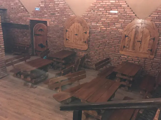 Mese de lemn sub ferestre sculptate în lemn