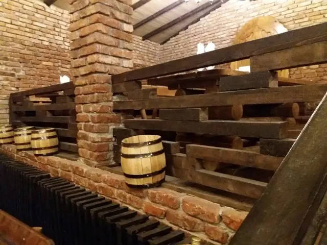 Separeu cu butoaie și balustradă din lemn
