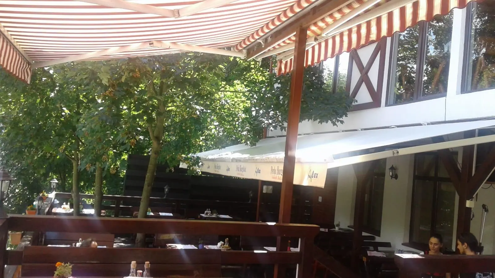 Terasa restaurantului din Sinaia, sub copertine, între copaci