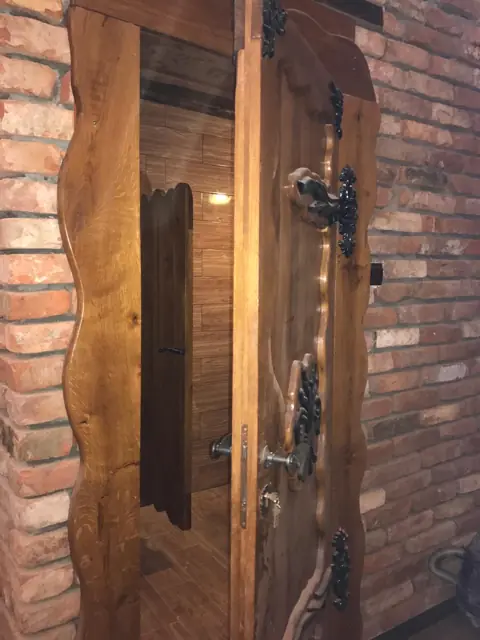 Ușă de lemn sculptat, cu feronerie neagră